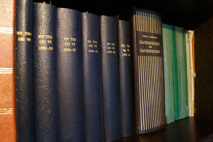6 fantastiske bøger af redaktør Julia Vøldan NY TID & VI, publiceret hver måned som tidsskrift fra 1950-1969, og som det lykkedes G.N. at købe gennem antikvarisk boglade, køb af nye bøger SANDHEDEN OM SANDHEDEN og HELBREDELSE af naturlæge Axel O. Hansen