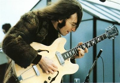 John Lennon med sin Epiphone Casino guitar 1969 på toppen af et højhus!!..