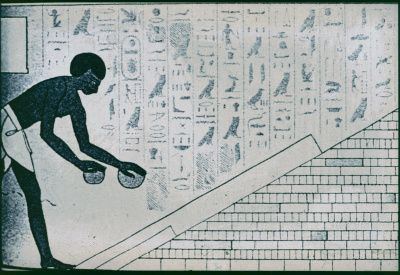 Her ser man tydeligt, at en Ægypter bygger en pyramide og i baggrunden mystiske tegn på vægen?