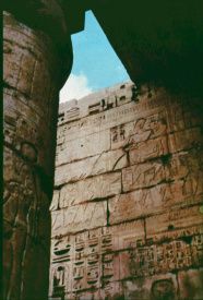 På en af søjlerne i Karnak - Templet i Luxur - Theben kan man læse tusindvis af hieroglyfer mejslet ind i granitblokke bl.a. om Amon, Isis, Anubis o.m.a. 