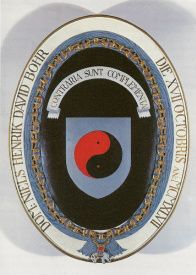I Frederiksborg Slotskirke hænger Niels Bohrs våbenskjold med symbolet på yin og yang, fordi han blev slået til Ridder af Elefanten. Hans motto er: Modsætningerne er komplimentære?