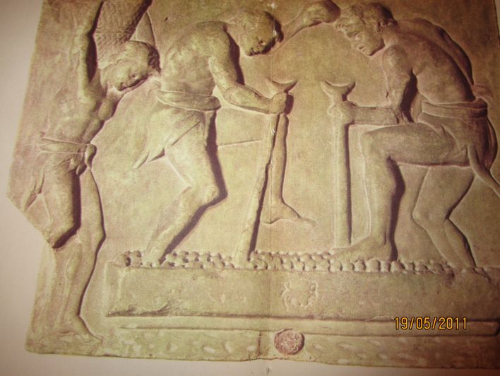 







Selv om gæring ved vinfremstilling er ca. 4.000 år gammel og ølfremstilling ca. 500 år, så var det dog først i det 17. århundrede, at årsagen til gæring og forrådnelse blev kendt. Men i gamle romersk og græsk mytologi kaldte man skabningen for satyr, der var forbundet med maenads d.v.s. ledsager af vinguden Dionysos (en omvandrende gud). Billedet af dette romersk relief er fra ca. 100 e.Kr. og viser eller fortæller om satyer, der presser druer for at lave vin. Romerne kaldte vinguden under navnet Bacchus en af hans andre navne, svarende til guden Kursiv, der var en gruppe af indo-europærer som dukkede op i Italien i det 2. århindrede f. Kr. bl.a. Ionerne.