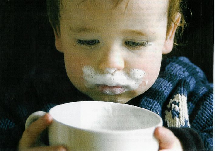 Jeg har altid syntes, at det er synd for børn, hvis forældre der ikke køber økologisk sødmælk som indeholder langt flere vitaminer, livsvigtige fedtstoffer og mineraler i forhold til discaunt mælk; minimælk, letmælk, skummetmælk som kan købes til spotpriser på børnenes sundhed og bekostning!!......Hvis man sætter 4 glas mælk foran dem af forskellige slags, vælger børnene det glas som indeholder økologisk mælk?