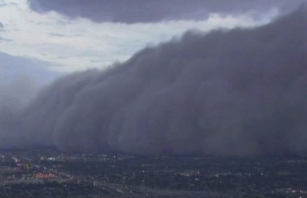 Sandstormen i byen Phoenix i Arizona ligner til forveksling en mur af et vandfald, muligvis forurening af ubekvem og gold jord forårsaget af kunstgødning?