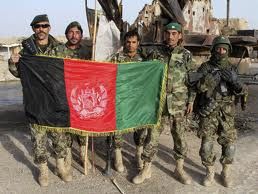 Talibaner med deres nationale flag