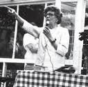 Den danske engel Alma Nissen står her og prædiker omvendelse med sin kartoffel mirakelkur i 1976 på Brandal Helsehjem i Sverige.