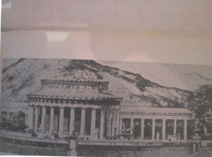 Billedet viser Hipokrates Helligdom på den græske Ø Kos, som blev totalt ødelagt ved et jordskælv i 554 f.Kr. Men Hippokrates ry og autoritet forsatte stadig helt til middelalderen: 