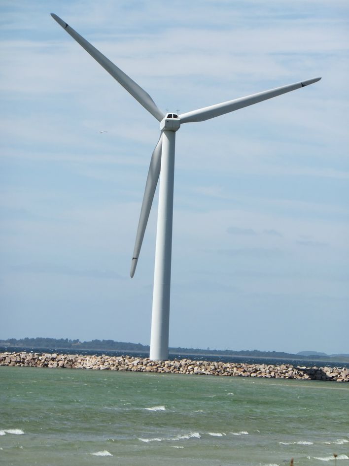 Denne vindmøllepark er opsat ved Mols Linjens færgeleje ved Æbeltoft og lige i nærheden af et sommerhusområde ca. 400-500 meter derfra.