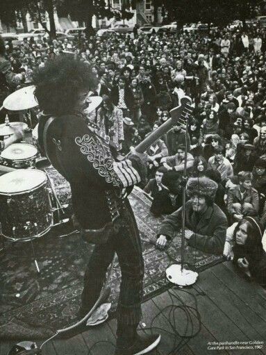 Jimi Hendrix står her på scenen af Golden Gate Park i San Francisco i 1967 og spiller for en halv million beat og hippiefan mod Vietnamkrigen?