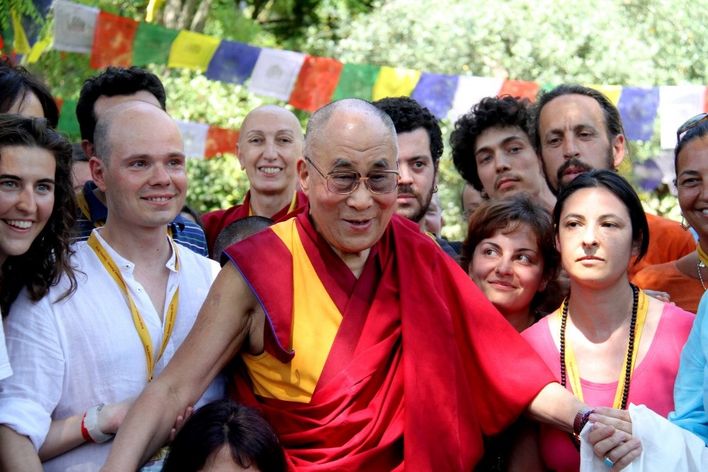 Billede af Dalia Lama omringet af hans disciple
