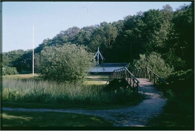 Broen over Sæby Å der ligger midt i skoven.