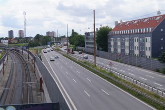 Vest- motorvejen ved Folehaven er en af de mest trafikerede i Danmark med mere end 60.000 biler i døgnet. Her findes den største sygdom og dødelighed af hjerte- karsygdomme da motorvejen blev åbnet et par år efter i 1971. Boligblokken til højre var mest udsatte af trafikstøj lige som Folehaven - Vigerslevvej, hvor G.N. boede i begyndelsen af 1970èrne ved åbning af motorvejen. Han var offer for trafikstøj dagen lang og boede 50 m fra Vest- motorvejen - Vigerslev Alle 374. Han gik ned med stress i 1973, fordi han også kørte Taxa tidlig morgen, dag og aften og kunne ikke sove for trafiklarm med åbne vinduer om sommeren med 29 graders varme. En beboer som boede i den blok som vist på billedet til højre, fik alvorlig psykiske problemer og blev indlagt på Nordvang i Glostrup.