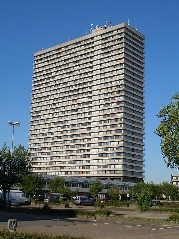 Da man i sin tid begyndelsen af 1970èr byggede Domus Vista på Roskildevej - Frederiksberg, opdagede en lejer at højhuset stod og svajere så meget på 30. sal, at vandet i badekaret begyndte at skulpe fra side til side. Det er ret almindeligt i højhuse i New York i U.S.A. når man kommer op i skyskraber. Nogle højhuse svajer så meget ca. 1. meter i toppen af skyskraberen. Nogle får højdeskræk og nogle bliver søsyge og får opkastningsfornemmelser m.m.. Kilde: klimatolog G.I.N.