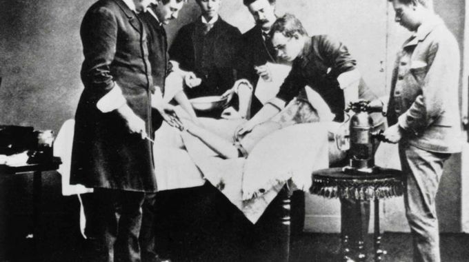 Den skotske kirurg Joseph Lister havde i 1800-tallet en teori om usynlige bakterier, og måtte kæmpe for at forsvare den. Her ses læger (1883) operere efter hans metode med bakteriedræbende spray-apparat.