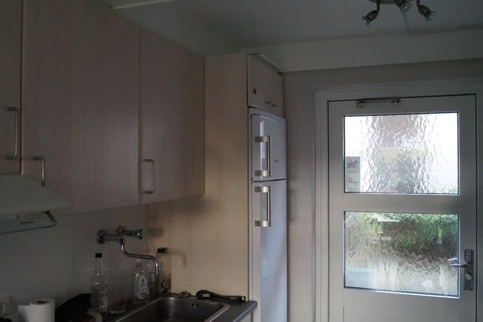 På dette billedede ser man et køleskab indbygget i køkkenelement, men bygherren ved intet om farlig 