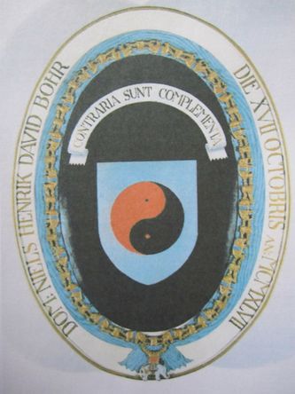 Det symbolske tegn for Yang og Ying er, som symbol for komplementteorien, anvendt på fysikeren Niels Bohr våbenskjold, der hænger på Frederiksborg Slot i Hillerød. 